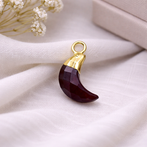 Colgante de Granate en Forma de Media Luna 5x16mm |   Amuleto de media luna |   Colgante Rojo Hecho a Mano con Baño de Oro para la Creación de Joyas y Regalos de Amor - Product Image 1