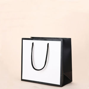 Bolsas de Regalo de Papel Kraft Reciclado de Lujo Personalizadas con Asas de Cinta, Recubiertas para Prendas, Embalaje Minorista, Laminación, Impresión y Manipulación - Product Image 4