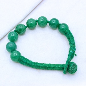 ขายส่งสร้อยข้อมือลูกปัดกลมเรียบสีเขียวธรรมชาติประดับด้วยด้ายสีเขียวเมมโมเรีย จิวเวลส์ - Product Image 1