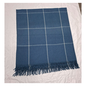 Manta Ultra Acogedora con Diseño de Cuadros Finos en Azul y Blanco para las Noches de Invierno, con Textura Suave y Tela Duradera - Product Image 3