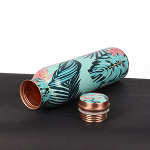 Elegante botella de agua de cobre diseñada para almacenar agua fresca, que promueve el bienestar en casa, la oficina, el gimnasio y para viajes. - Product Image 2