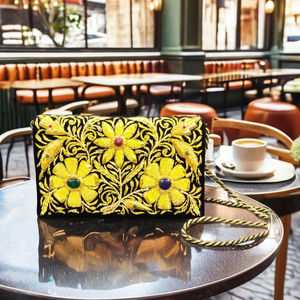 Bolso de mano elegante hecho a mano para mujer con intrincado bordado Zari para ocasiones especiales de Mujer Accesorios de monedero de fiesta - Product Image 4