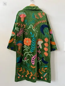 Chaqueta larga vintage de terciopelo verde Suzani bordada con diseño floral, manga larga, ropa de abrigo de invierno para mujer - Product Image 4