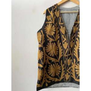 Chaleco sin Mangas de Terciopelo Negro con Bordado Suzani, Estilo Étnico Uzbeko Vintage, de Alta Calidad, Regalo para Mujer - Product Image 5
