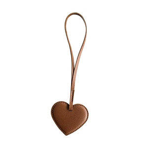 Ornements de Noël suspendus en forme de cœur en cuir coloré et breloques de sac avec sangles à boucles pour une utilisation polyvalente en décoration et pour les fêtes - Product Image 5