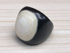 Anillos de Cuerno con Forma Ovalada con Cautivadoras Rayas Negras y Marrones, Anillo de Cuerno de Búfalo para Mujeres y Hombres, Artesanía Natural - Product Image 6