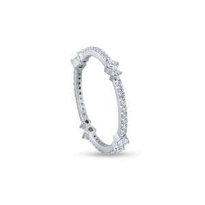 Anillo de banda de diamantes de oro elegante y apilable Purecarat Diseño lujoso y elegante - Product Image 1