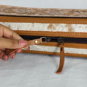Étui classique en cuir avec motif floral gravé à la main pour lisseur et fer à boucler, résistant à la chaleur, organiseur de voyage - Product Image 3