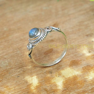 แหวนเงินแท้ 925 ประดับพลอยลาบราดอไรต์สีน้ำเงินธรรมชาติทรงรีแบบคาโบชอง งานแฮนด์เมด ดีไซน์เนอร์เงินแท้ - Product Image 6