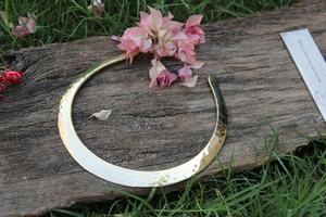 สร้อยคอทองเหลืองทำมือ ZAM ZAM IMPEX สไตล์โมเดิร์นแบบชาติพันธุ์ รูปทรงพระจันทร์ ชุบทอง ยืดหยุ่นได้ ด้วยเทคนิคแบบดั้งเดิม - Product Image 4