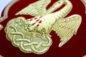 Aplique de Pelícano Bordado a Mano de Lujo para Vestimenta Católica con Efecto 3D en Terciopelo Rojo Oscuro - Product Image 6