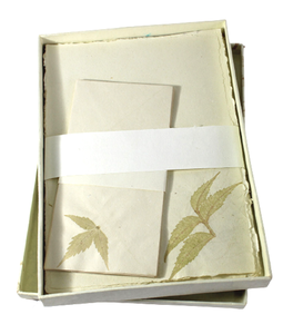 Juego de Papelería con Impresiones de Hojas Naturales, Paquete de Esquina Derecha, Envasado Similar a Sobres de Papel, con Bordes Naturales - Product Image 1