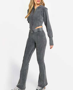 Ensemble jogging femme personnalisé avec logo, sweat à capuche court et pantalon de survêtement de haute qualité, deux pièces - Product Image 1