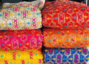 ผ้าไหมดิบ ผ้าไหมบังกาลอร์ ผ้าไหมมุลบาเร ผ้าไหมดิบทำมือ ชุดส่าหรีสำหรับโอกาสพิเศษ พร้อมขอบผ้าปักลายโบราณและพัลลูสีตัดกัน - Product Image 5