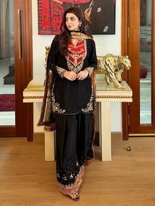 Traje Salwar de Algodón Negro de Lujo con Contraste Rojo y Bordado Pesado de Zari Dorado, Kurti Corto con Pecho Plisado y Pantalón Patiala Ancho para Fiesta de Verano - Product Image 1