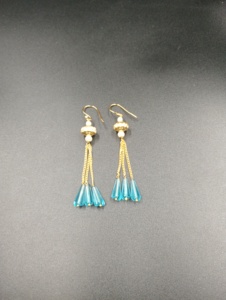 Boucles d'oreilles créoles minimalistes plaquées or Amaira Jewels, forme goutte d'eau, perle bleue fantaisie taille brillant, cadeau de fête pour femme - Product Image 1