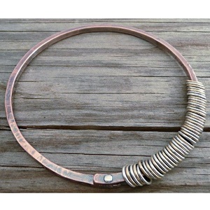 Brazalete Moderno Texturizado – Brazalete Bohemio de Metal Mixto con Detalle Trenzado, Estilo Industrial de Moda - Product Image 5