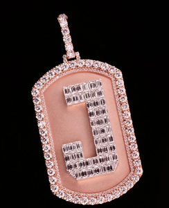 Colgante con inicial J en plata 925 con incrustaciones de moissanita, diamantes de corte baguette y piedras redondas, para uso unisex. - Product Image 2