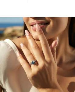 Anillo de Moissanita Azul Corte Princesa en Plata de Ley 925 con Baño de Oro y Engaste de Garras para Compromiso y Boda - Product Image 4