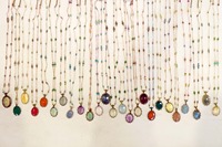 Collier pendentif en macramé en forme de cloche, en alliage de métaux précieux plaqué rhodium/platine, fait main, avec cristaux de guérison minimalistes