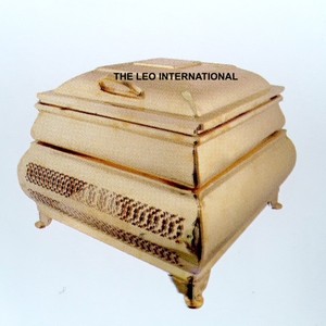 Plat de service en acier inoxydable doré, idéal pour la décoration intérieure et la présentation des aliments lors d'événements, disponible en gros - Product Image 1