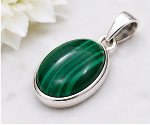 Collier en argent sterling avec malachite, pendentif en pierre précieuse verte, pendentif ovale en argent, bijoux en malachite faits à la main, cadeau élégant pour - Product Image 2