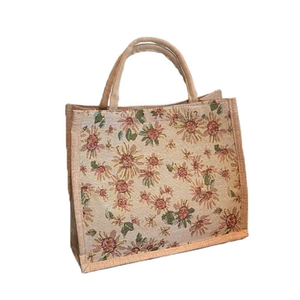 Sac de plage en toile de jute naturelle avec base large pour un rangement maximal et un transport facile et confortable - Product Image 6