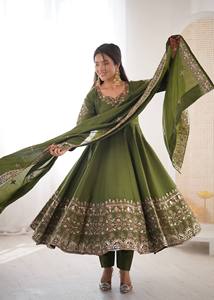 Robe de soirée vintage pour femme, idéale pour mariage ou Diwali, avec dupatta, en soie romaine, broderie de sequins, longueur ras du sol, coupe classique, séchage rapide - Product Image 3