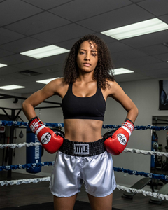 Ensemble d'uniformes de boxe personnalisés pour femmes, blanc et or, avec soutien-gorge de sport haute performance et short-jupe athlétique pour sports de combat - Product Image 3