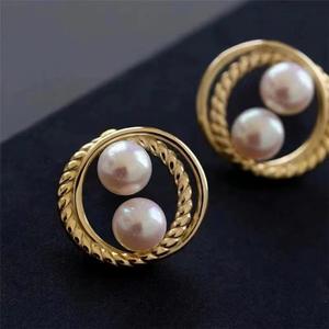 Boucles d'oreilles en perles d'eau douce naturelles simples et exquises, géométriques abstraites, petites, plaquées or 14 carats, élégantes et stylées - Product Image 3