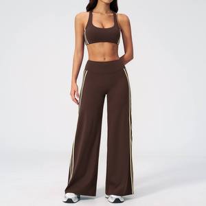 Pantalones de yoga OEM sin costuras de cintura alta con rayas laterales y pierna ancha, elásticos en 4 direcciones, suaves, acampanados, para entrenamiento, con logo personalizado, sujetador liso con cuello en V - Product Image 3