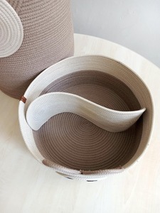 Panier en macramé fait main avec visage de personnage de dessin animé, parfait pour le rangement des jouets dans la chambre des enfants et une adorable solution de décoration pour la chambre de bébé. - Product Image 2