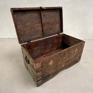 Caja de Almacenamiento Rústica de Madera Maciza con Tachuelas y Detalles de Latón, Baúl Vintage, Mesa de Centro Baja, Mueble para Sala de Estar - Product Image 3