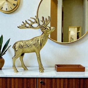 Figurine de renne en or coulé de qualité supérieure - Sculpture de cerf de Noël texturée et détaillée, pièce d'appoint pour les fêtes de luxe - Product Image 2