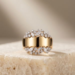 Anillo de compromiso y aniversario de lujo para mujer, de oro amarillo, con diamante de laboratorio de talla marquesa de 10K, certificado, banda ancha tipo cigarro flotante - Product Image 2