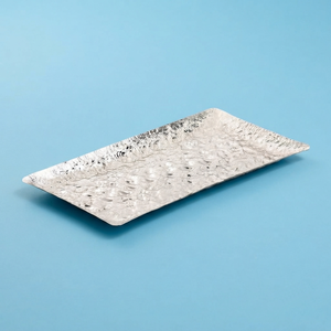 Ensemble de plateaux rectangulaires en métal argenté chic, avec une surface texturée martelée, idéal pour les collections de vaisselle modernes - Product Image 2