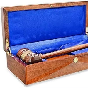 Tienda de Regalos Ejecutivos |   Set de Martillo y Bloque de Nogal Personalizado en Caja de Madera con Bisagras y Grabado Personalizado - Product Image 1