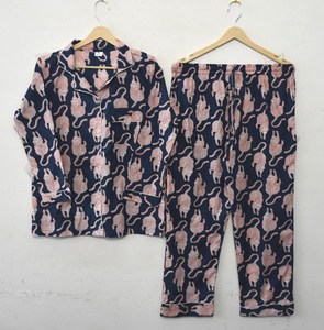 Ensemble de pyjama pour femmes de haute qualité, bleu marine, en coton tissé, élégant, à motif léopard, boutonné, col cranté, respirant - Product Image 1