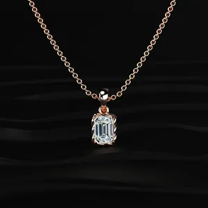 Colgante Solitario con Corte Esmeralda y Marco de Cuerda Trenzada, Color D-E con Claridad VVS-VS, Diamante Cultivado en Laboratorio con Certificación IGI - Product Image 3