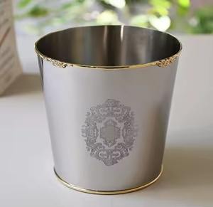 Poubelle en métal contemporaine et élégante, idéale pour un rangement organisé dans le salon, la chambre ou la cuisine - Product Image 4