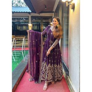 Robe Anarkali traditionnelle chinoise de créateur avec des sequins et des broderies - Product Image 6