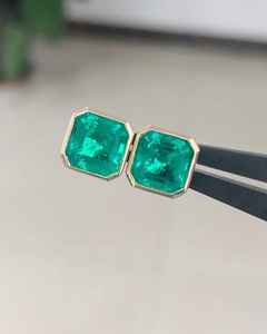 Pendientes de tuerca solitarios de circonita cúbica verde talla Asscher con engaste de bisel, oro macizo de 14K, para uso diario, joyería de moda para ella - Product Image 1