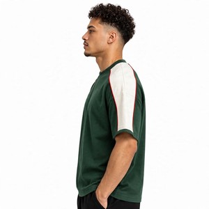 Renueva tu colección de ropa con modernas camisetas boxy para hombre en colores atractivos y siluetas modernas de estilo urbano. - Product Image 4