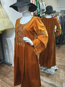 Vestido Maxi Boho de Terciopelo con Cuello Redondo, Manga Larga, Bordado, Ajuste Holgado, Casual de Otoño, Color Sólido, Dobladillo Recto, Hecho a Mano - Product Image 2