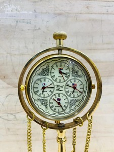 Horloge mondiale portable en laiton Victoria, fabriquée à la main, moderne, avec 4 fuseaux horaires et un support très design et unique - Product Image 3