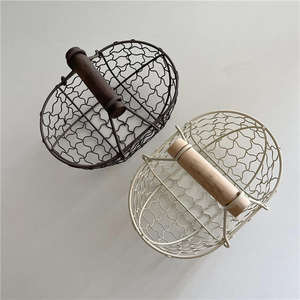 Panier en fil métallique fait main avec poignée en bois, idéal pour légumes, fruits, collations et œufs, vente en gros d'usine pour la maison - Product Image 3