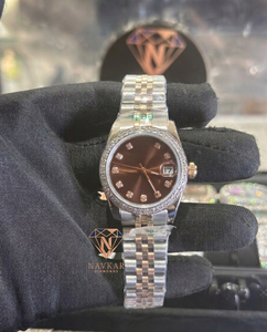 Montre de luxe pour femme en argent sterling avec lunette sertie de diamants, cadran marron, affichage de la date, mouvement à quartz analogique, boîtier rond de 31 mm - Product Image 5