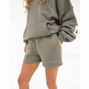 Ensemble survêtement molletonné décontracté deux pièces pour femme, gris, coupe ample, avec sweat à capuche et short imprimé lettres, idéal toutes saisons - Product Image 2