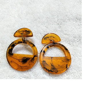 Modernos y Elegantes Pendientes de Resina Hechos a Mano para Mujer, Diseño Geométrico con Salpicaduras Rojas, Modelo para Ocasiones como el Día de Acción de Gracias - Product Image 5