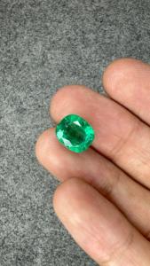 Émeraude naturelle zambienne certifiée GIA de 4,26 carats, taille coussin, pierre précieuse verte lâche 9,10x10,60 mm, Jai Narayan Gems pour bague ou pendentif - Product Image 4